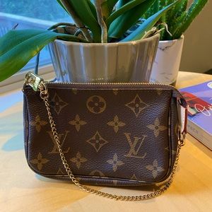 New 🌟 💯% Authentic Louis Vuitton Mini Pochette in Monogram print